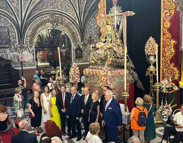 La Hermandad de Santa María de la Alhambra junto a la Patrona de Granada